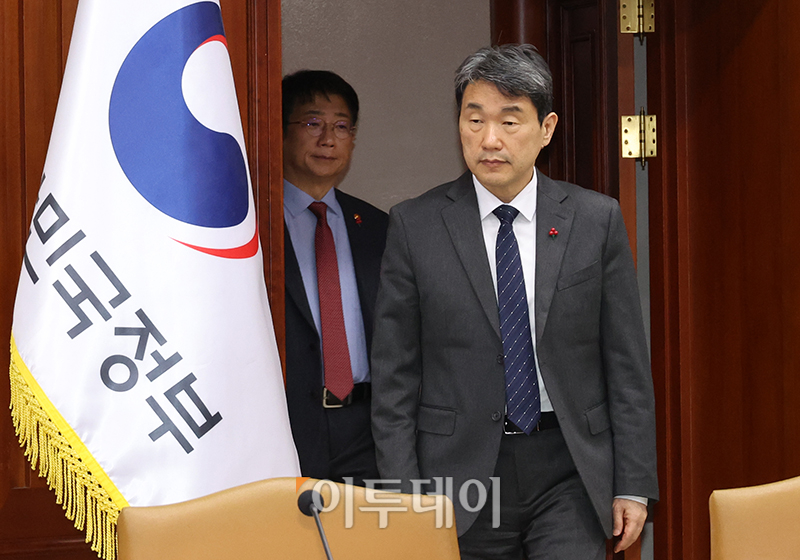 ▲이주호 사회부총리 겸 교육부 장관이 15일 서울 종로구 정부서울청사에서 열린 긴급경제관계장관회의에 참석하고 있다. 고이란 기자 photoeran@