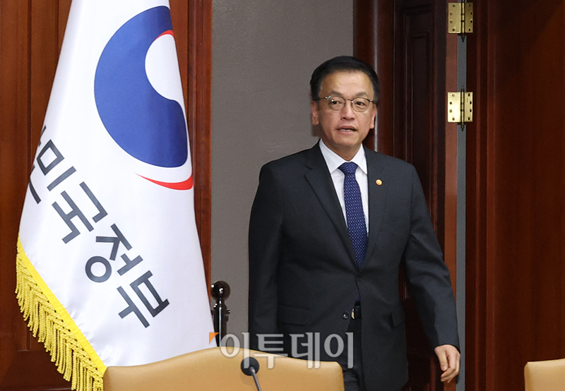 ▲최상목 경제부총리 겸 기획재정부 장관이 15일 서울 종로구 정부서울청사에서 열린 긴급경제관계장관회의에 참석하고 있다. 고이란 기자 photoeran@