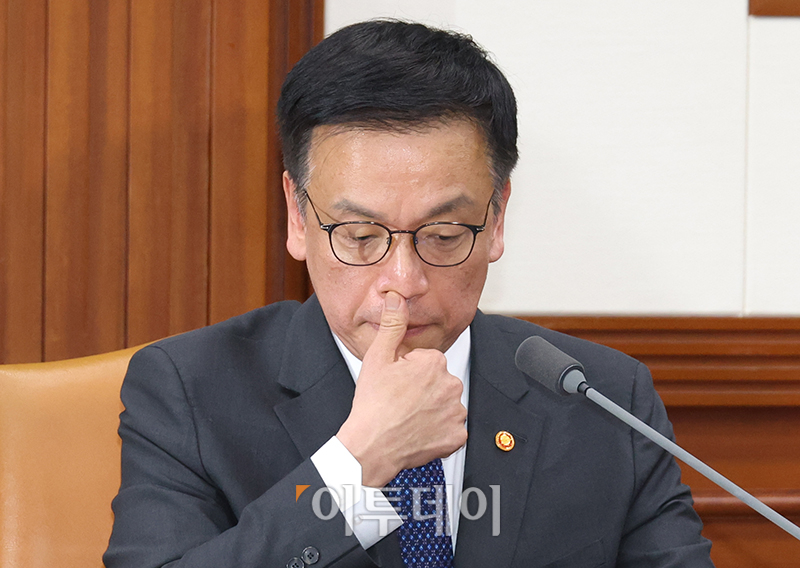 ▲최상목 경제부총리 겸 기획재정부 장관이 15일 서울 종로구 정부서울청사에서 열린 긴급경제관계장관회의에서 얼굴을 만지고 있다. 고이란 기자 photoeran@