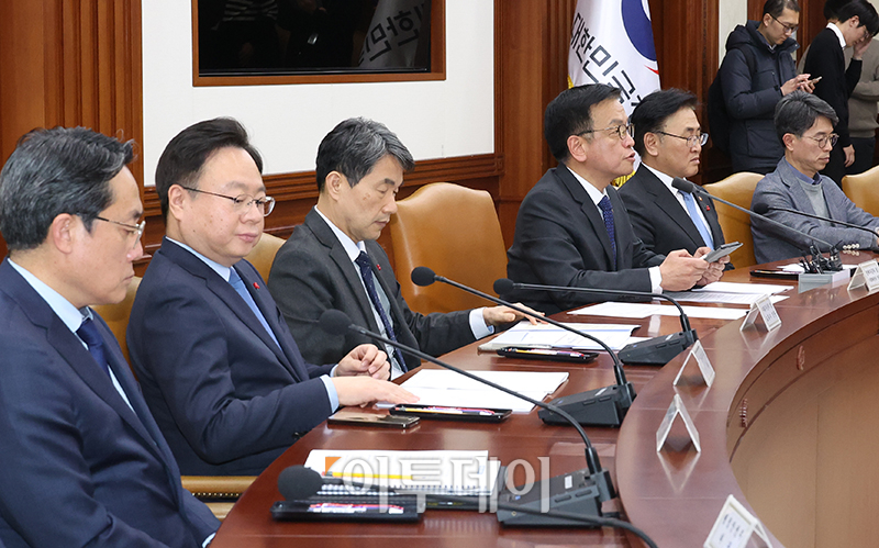 ▲최상목 경제부총리 겸 기획재정부 장관이 15일 서울 종로구 정부서울청사에서 열린 긴급경제관계장관회의에서 모두발언을 하고 있다. 고이란 기자 photoeran@