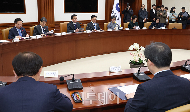 ▲최상목 경제부총리 겸 기획재정부 장관이 15일 서울 종로구 정부서울청사에서 열린 긴급경제관계장관회의에서 모두발언을 하고 있다. 고이란 기자 photoeran@