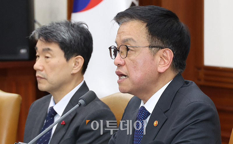 ▲최상목 경제부총리 겸 기획재정부 장관이 15일 서울 종로구 정부서울청사에서 열린 긴급경제관계장관회의에서 모두발언을 하고 있다. 고이란 기자 photoeran@