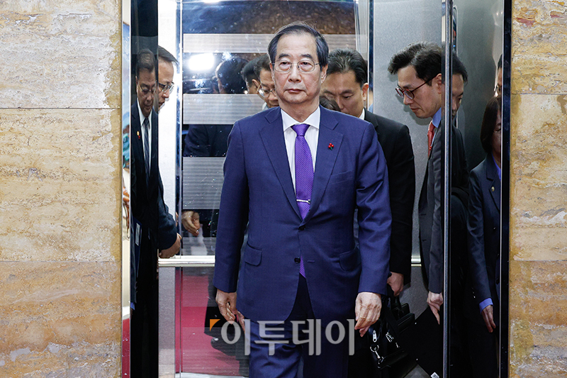 ▲한덕수 대통령 권한대행 겸 국무총리가 15일 서울 여의도 국회에서 우원식 국회의장을 만나기 위해 들어서고 있다. 국회사진취재단