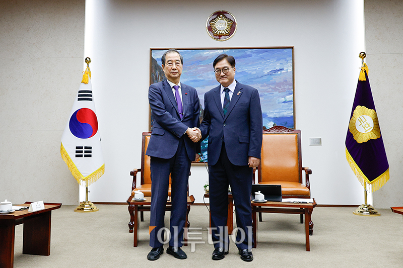 ▲우원식(오른쪽) 국회의장이 15일 서울 여의도 국회에서 한덕수 대통령 권한대행 겸 국무총리를 접견하고 있다. 국회사진취재단