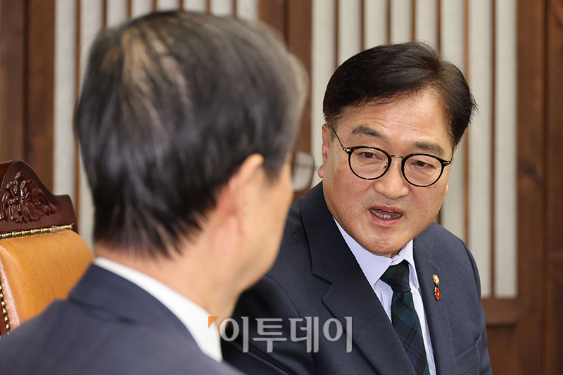 ▲우원식(오른쪽) 국회의장이 15일 서울 여의도 국회에서 한덕수 대통령 권한대행 겸 국무총리를 접견하고 있다. 국회사진취재단