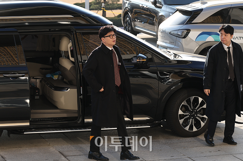 ▲한동훈 국민의힘 대표가 16일 서울 여의도 국회에서 출근하기 위해 차량에서 내리고 있다. 이날 오전 한 대표는 자신의 거취 관련 기자회견을 할 예정이다. 고이란 기자 photoeran@