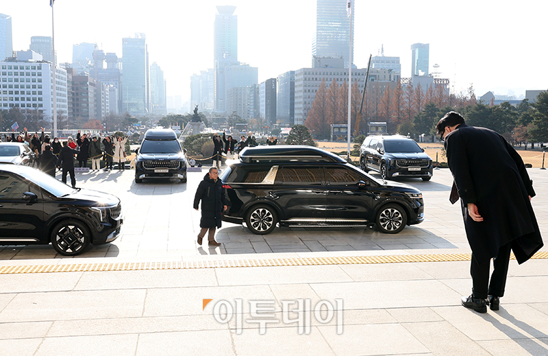 ▲한동훈 국민의힘 대표가 16일 서울 여의도 국회에서 출근길을 마중나온 지지자들을 향해 고개숙여 인사하고 있다. 이날 오전 한 대표는 자신의 거취 관련 기자회견을 할 예정이다. 고이란 기자 photoeran@