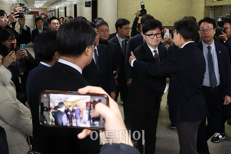 ▲한동훈(왼쪽) 국민의힘 대표가 14일 서울 여의도 국회에서 권성동 원내대표와 인사하고 있다. 이날 한 대표는 기자회견을 통해 대표직을 내려놓았다. 고이란 기자 photoeran@