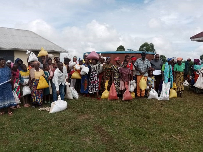 ▲종자를 대여받은 주민들. (엔젤스헤이븐 제공)