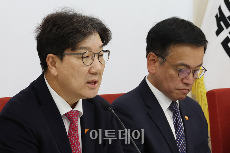 ▲권성동(왼쪽) 국민의힘 원내대표가 16일 서울 여의도 국회에서 최상목 경제부총리 겸 기획재정부 장관을 접견하고 있다. 고이란 기자 photoeran@