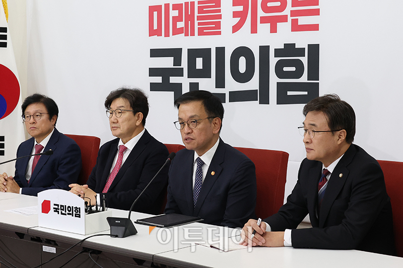 ▲최상목(오른쪽 두번째) 경제부총리 겸 기획재정부 장관이 16일 서울 여의도 국회에서 권성동(오른쪽 세번째) 국민의힘 원내대표를 예방하고 있다. 고이란 기자 photoeran@