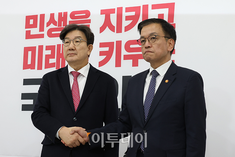 ▲권성동(왼쪽) 국민의힘 원내대표가 16일 서울 여의도 국회에서 최상목 경제부총리 겸 기획재정부 장관을 접견하고 있다. 고이란 기자 photoeran@