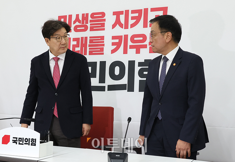 ▲권성동(왼쪽) 국민의힘 원내대표가 16일 서울 여의도 국회에서 최상목 경제부총리 겸 기획재정부 장관을 접견하고 있다. 고이란 기자 photoeran@