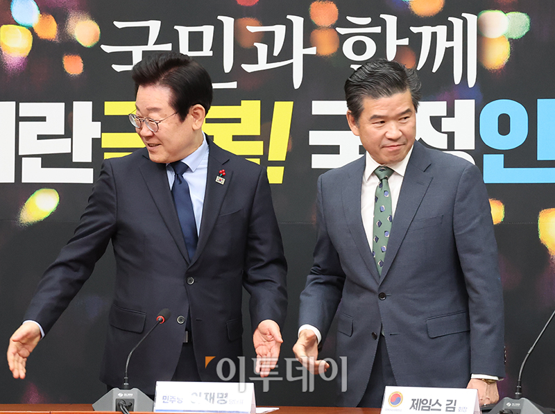 ▲이재명(왼쪽) 더불어민주당 대표가 16일 서울 여의도 국회에서 제임스 김 주한미국상공회의소(암참) 회장을 접견하고 있다. 고이란 기자 photoeran@