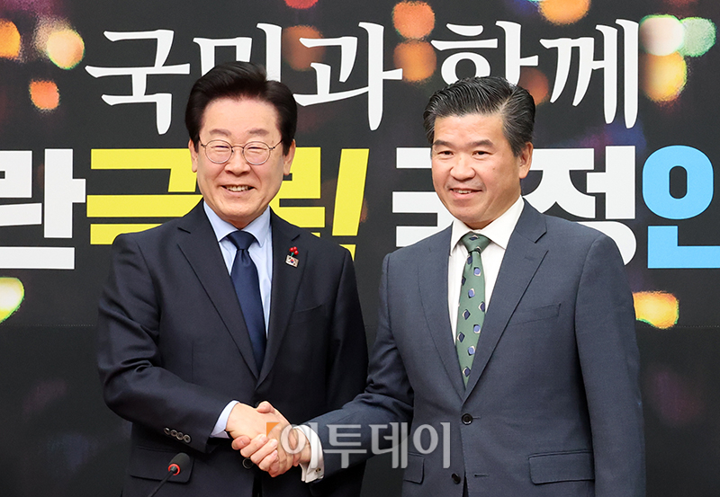 ▲이재명(왼쪽) 더불어민주당 대표가 16일 서울 여의도 국회에서 제임스 김 주한미국상공회의소(암참) 회장을 접견하고 있다. 고이란 기자 photoeran@