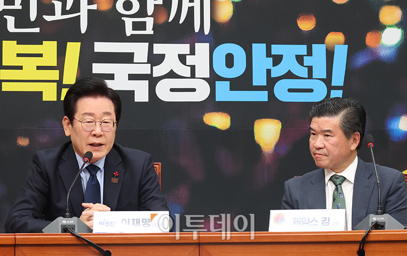 ▲이재명(왼쪽) 더불어민주당 대표가 16일 서울 여의도 국회에서 제임스 김 주한미국상공회의소(암참) 회장을 접견하고 있다. 고이란 기자 photoeran@