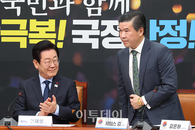 ▲이재명(왼쪽) 더불어민주당 대표가 16일 서울 여의도 국회에서 제임스 김 주한미국상공회의소(암참) 회장을 접견하고 있다. 고이란 기자 photoeran@