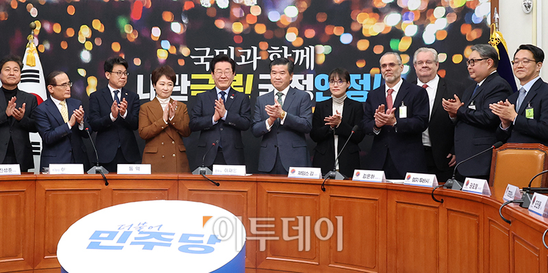 ▲이재명(왼쪽 다섯번째) 더불어민주당 대표가 16일 서울 여의도 국회에서 제임스(왼쪽 여섯번째) 김 주한미국상공회의소(암참) 회장을 접견하고 있다. 고이란 기자 photoeran@