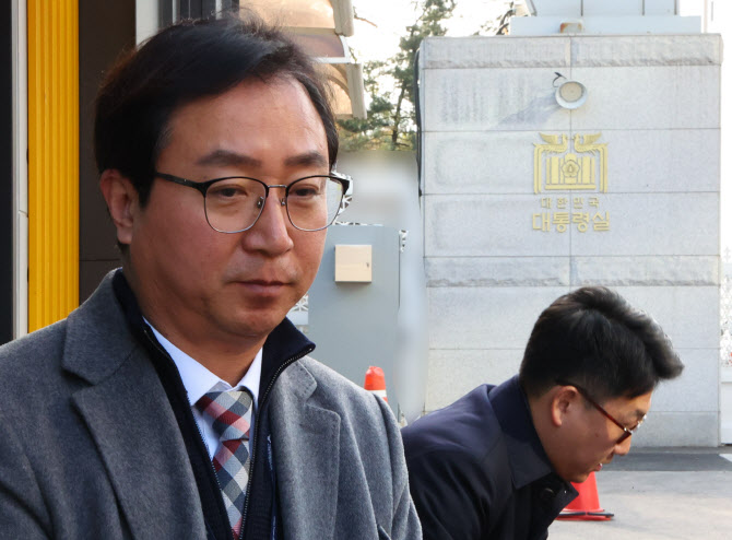 ▲16일 윤석열 대통령 출석요구서 전달을 위해 용산 대통령실을 방문한 비상계엄 공조수사본부 관계자가 민원실 앞에서 전달하지 못한 상황을 기자들에게 설명한 후 이동하고 있다. (대통령실통신사진기자단)