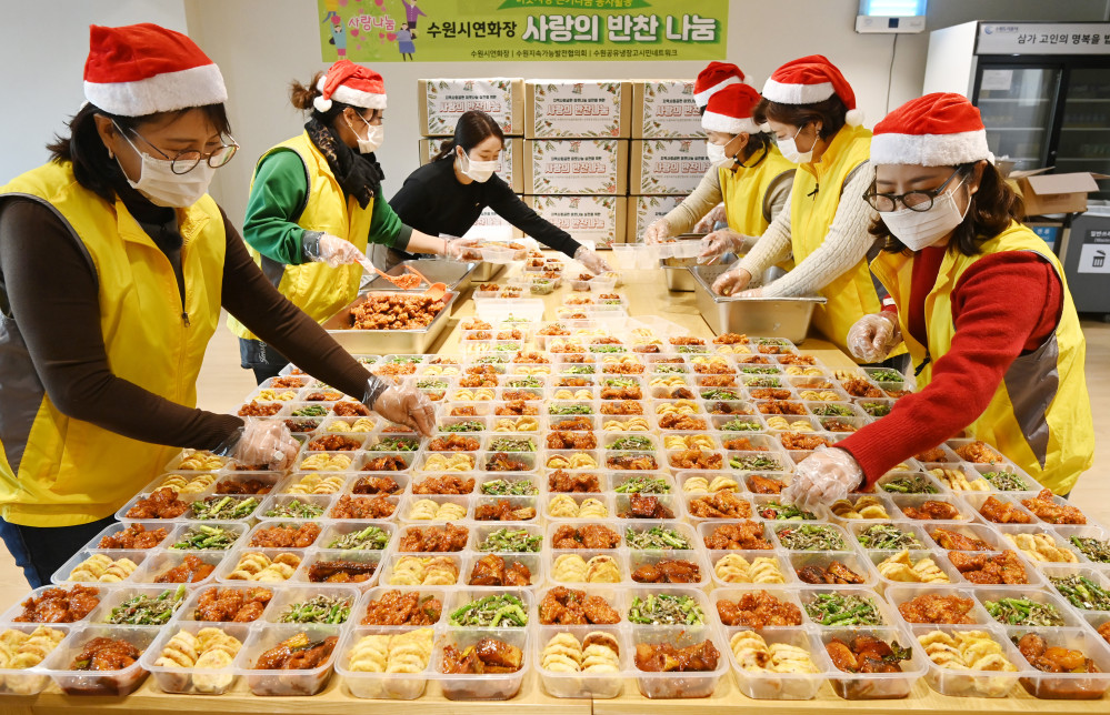 ▲10일 경기도 수원시 연화장에서 열린 '사랑의 반찬 나눔' 행사에서 연화장 임직원들과 자원봉사자들이 관내 독거노인 등 취약계층에 전달할 도시락을 만들고 있다.  (뉴시스)