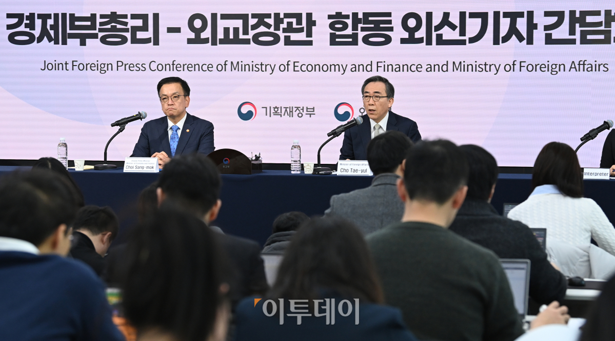 ▲조태열 외교부 장관이 18일 서울 중구 프레스센터에서 열린 경제부총리-외교장관 합동 외신기자간담회에서 모두발언 하고 있다. 왼쪽은 최상목 경제부총리 겸 기획재정부 장관. 조현호 기자 hyunho@