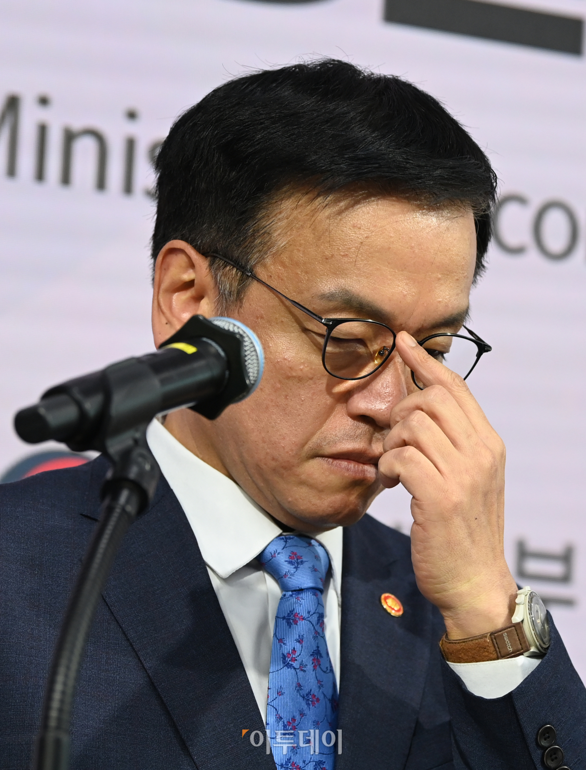 ▲최상목 경제부총리 겸 기획재정부 장관이 18일 서울 중구 프레스센터에서 열린 경제부총리-외교장관 합동 외신기자간담회에서 안경을 만지고 있다. 조현호 기자 hyunho@