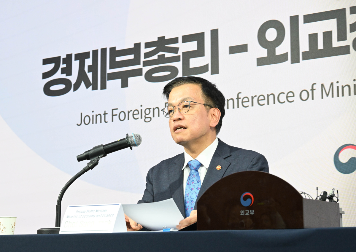 ▲최상목 경제부총리 겸 기획재정부 장관이 18일 조태열 외교부 장관과 서울 중구 프레스센터에서 열린 '경제부총리-외교장관 합동 외신기자간담회'에 참석, 모두발언을 하고 있다. (기획재정부)