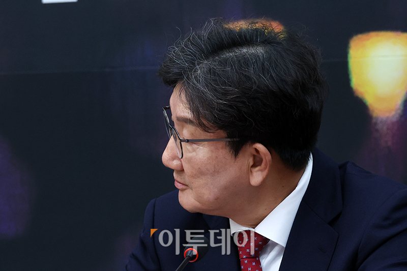 ▲권성동 국민의힘 대표 권한대행 겸 원내대표가 18일 서울 여의도 국회 더불어민주당 대표 회의실에서 이재명 민주당 대표와 첫 회동을 하고 있다. 고이란 기자 photoeran@