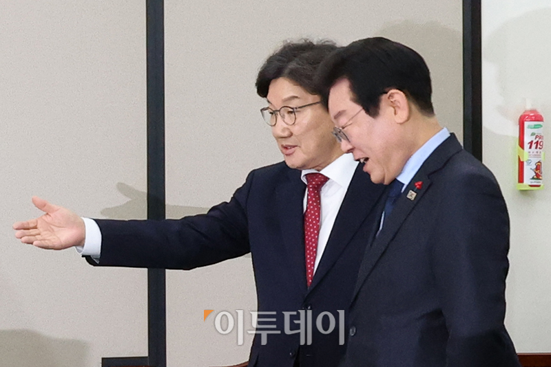 ▲이재명(오른쪽) 더불어민주당 대표와 권성동 국민의힘 대표 권한대행 겸 원내대표가 18일 서울 여의도 국회 민주당 대표 회의실에서 첫 회동을 하고 있다. 고이란 기자 photoeran@