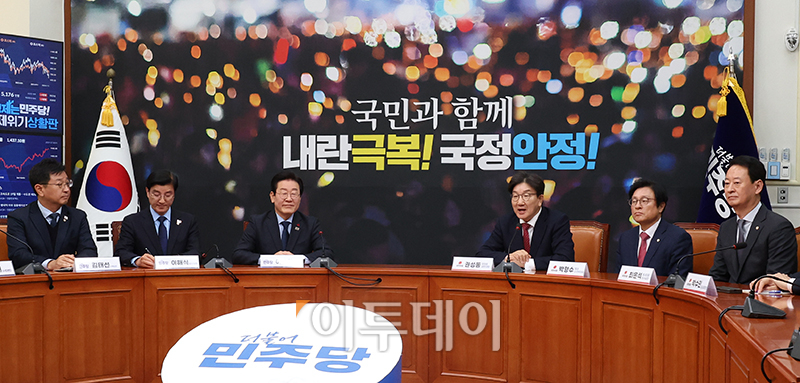 ▲이재명(왼쪽 세번째) 더불어민주당 대표와 권성동(왼쪽 네번째) 국민의힘 대표 권한대행 겸 원내대표가 18일 서울 여의도 국회 민주당 대표 회의실에서 첫 회동을 하고 있다. 고이란 기자 photoeran@