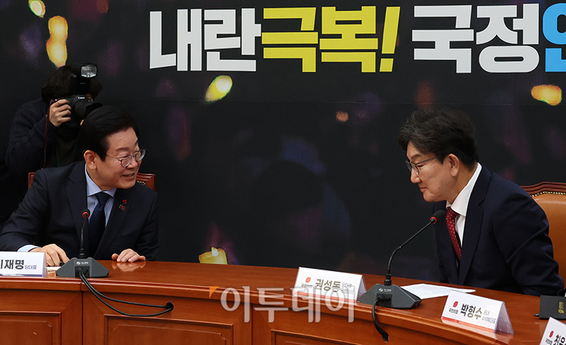 ▲이재명(왼쪽) 더불어민주당 대표와 권성동 국민의힘 대표 권한대행 겸 원내대표가 18일 서울 여의도 국회 민주당 대표 회의실에서 첫 회동을 하고 있다. 고이란 기자 photoeran@