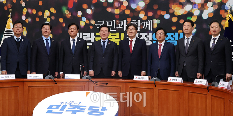 ▲이재명(왼쪽 네번째) 더불어민주당 대표와 권성동(왼쪽 다섯번째) 국민의힘 대표 권한대행 겸 원내대표가 18일 서울 여의도 국회 민주당 대표 회의실에서 첫 회동을 하고 있다. 고이란 기자 photoeran@