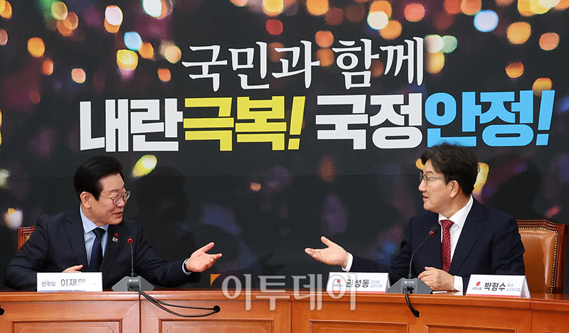 ▲이재명(왼쪽) 더불어민주당 대표와 권성동 국민의힘 대표 권한대행 겸 원내대표가 18일 서울 여의도 국회 민주당 대표 회의실에서 첫 회동을 하고 있다. 고이란 기자 photoeran@