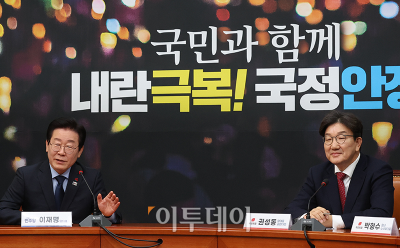 ▲이재명(왼쪽) 더불어민주당 대표와 권성동 국민의힘 대표 권한대행 겸 원내대표가 18일 서울 여의도 국회 민주당 대표 회의실에서 첫 회동을 하고 있다. 고이란 기자 photoeran@