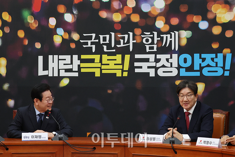 ▲이재명(왼쪽) 더불어민주당 대표와 권성동 국민의힘 대표 권한대행 겸 원내대표가 18일 서울 여의도 국회 민주당 대표 회의실에서 첫 회동을 하고 있다. 고이란 기자 photoeran@