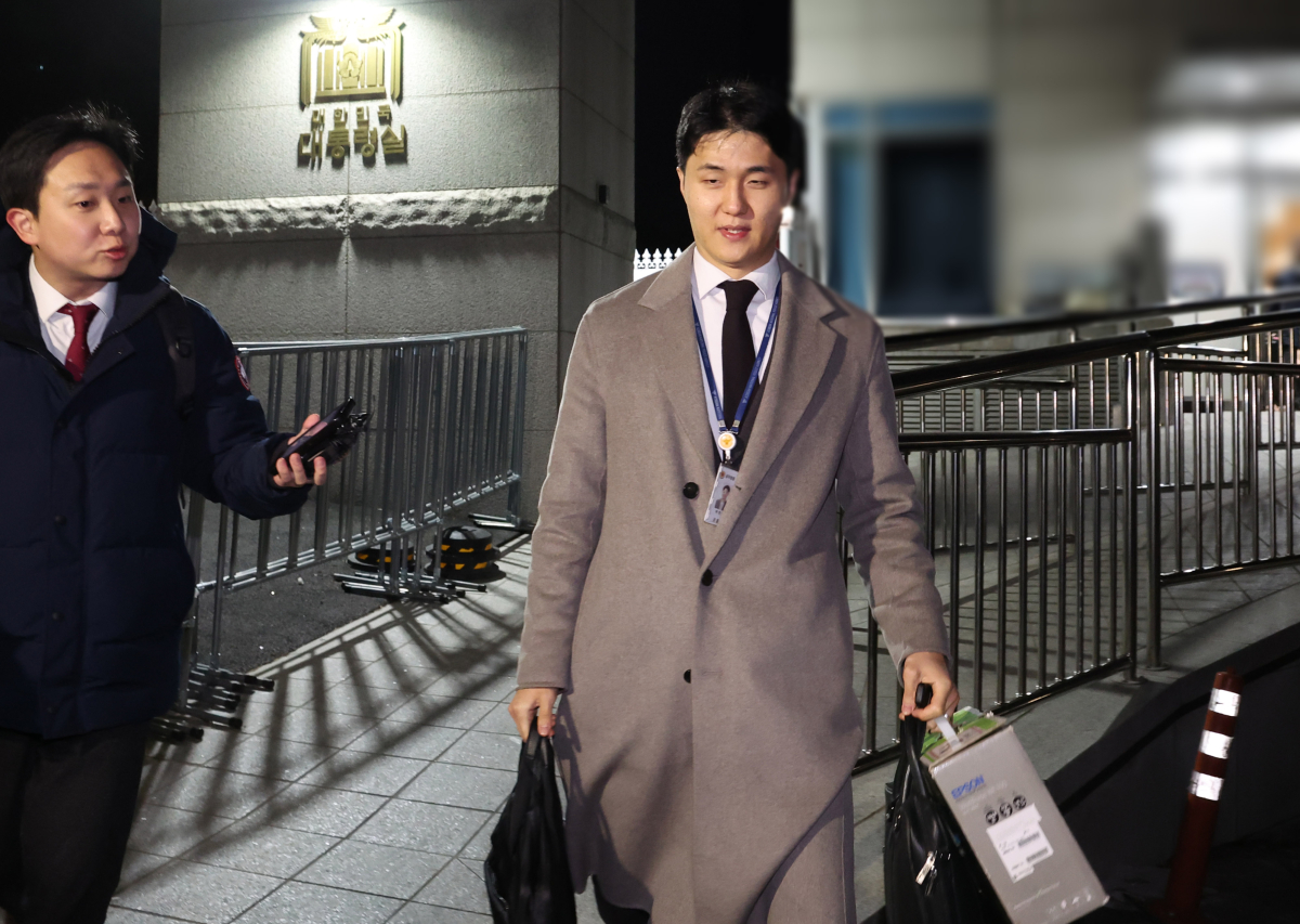 ▲ 12·3 비상계엄 사태를 수사하는 경찰 국가수사본부 특별수사단 관계자가 17일 오후 서울 용산 대통령실 민원실을 나서고 있다. (연합뉴스)