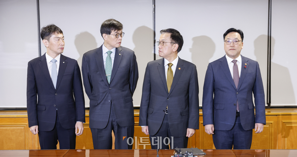 ▲최상목 경제부총리 겸 기획재정부 장관 등 금융수장들이 19일 서울 중구 은행회관에서 열린 거시경제금융회의에 앞서 기념촬영을 하고 있다. 왼쪽부터 이복현 금융감독원장, 이창용 한국은행 총재, 최 부총리, 김병환 금융위원장. 조현호 기자 hyunho@