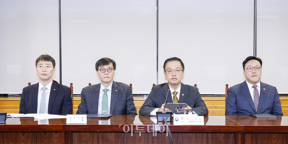 ▲최상목 경제부총리 겸 기획재정부 장관이 19일 서울 중구 은행회관에서 열린 거시경제금융회의에서 모두발언 하고 있다. 왼쪽부터 이복현 금융감독원장, 이창용 한국은행 총재, 최 부총리, 김병환 금융위원장. 조현호 기자 hyunho@