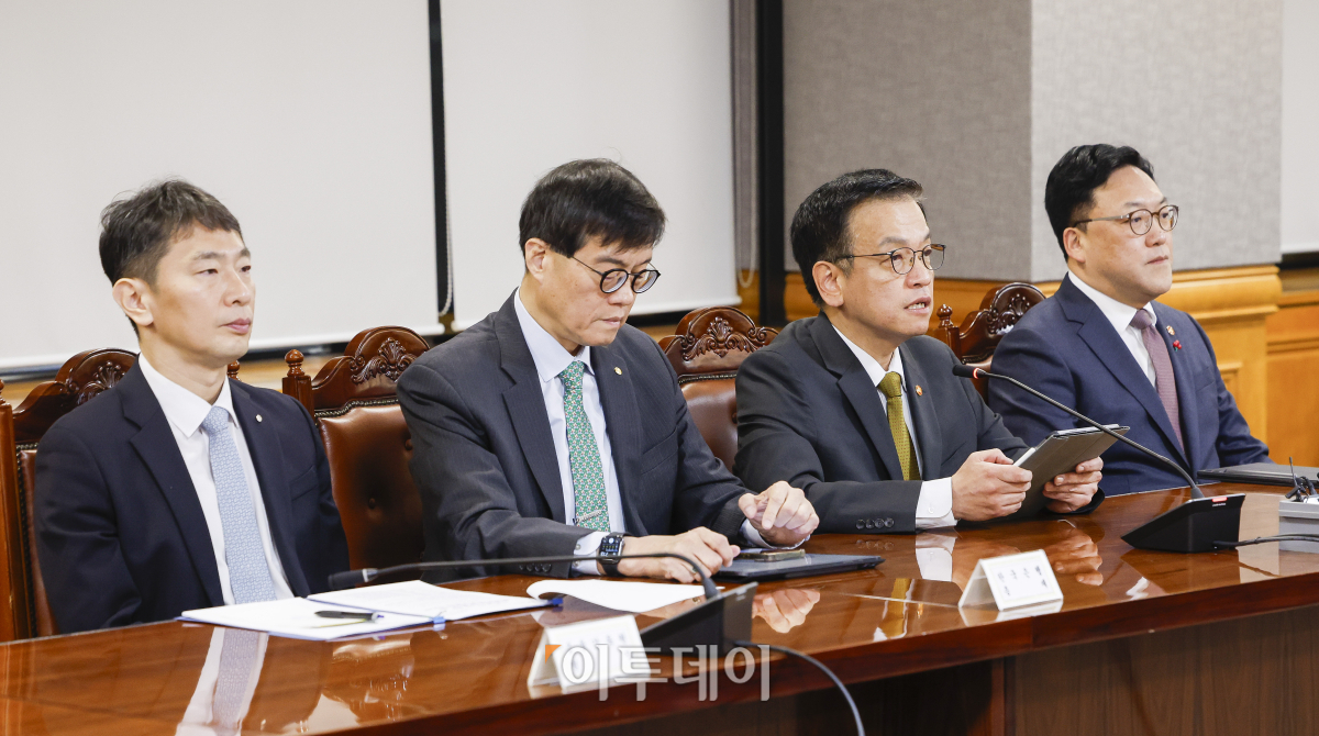 ▲최상목 경제부총리 겸 기획재정부 장관이 19일 서울 중구 은행회관에서 열린 거시경제금융회의에서 모두발언 하고 있다. 왼쪽부터 이복현 금융감독원장, 이창용 한국은행 총재, 최 부총리, 김병환 금융위원장. 조현호 기자 hyunho@