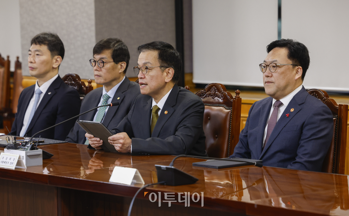 ▲최상목 경제부총리 겸 기획재정부 장관이 19일 서울 중구 은행회관에서 열린 거시경제금융회의에서 모두발언 하고 있다. 왼쪽부터 이복현 금융감독원장, 이창용 한국은행 총재, 최 부총리, 김병환 금융위원장. 조현호 기자 hyunho@