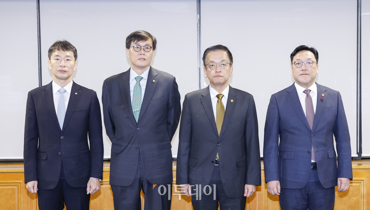 ▲최상목 경제부총리 겸 기획재정부 장관 등 금융수장들이 19일 서울 중구 은행회관에서 열린 거시경제금융회의에 앞서 기념촬영을 하고 있다. 왼쪽부터 이복현 금융감독원장, 이창용 한국은행 총재, 최 부총리, 김병환 금융위원장. 조현호 기자 hyunho@