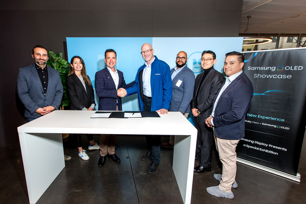 ▲패트릭 로시 돌비 래버러토리스 전략적 파트너십 및 한국 비즈니스 총괄 부사장(왼쪽에서 세번쨰)과 존 제이콥스 미주법인 디스플레이 영업담당 상무(왼쪽에서 네번째)가 MOU를 체결하고 기념사진을 촬영하고 있다. (자료제공=삼성디스플레이)