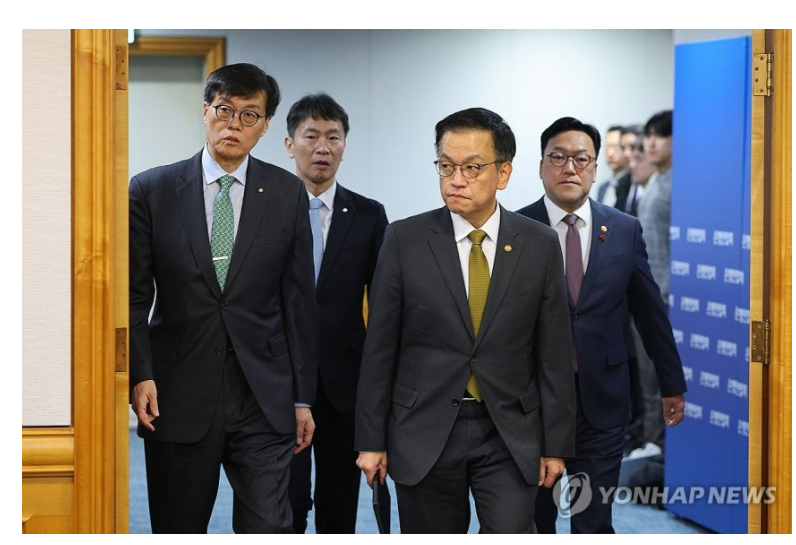 ▲이창용 한국은행 총재(왼쪽부터), 이복현 금감원장, 최상목 경제부총리 겸 기획재정부 장관, 김병환 금융위원장이 19일 오전 서울 중구 은행회관에서 열린 거시경제금융회의에 입장하고 있다. (연합뉴스 )