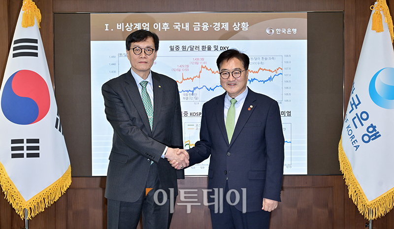 ▲우원식(오른쪽) 국회의장이 19일 서울 한국은행 본관을 방문해 이창용 한국은행 총재와 악수하고 있다. 국회사진취재단