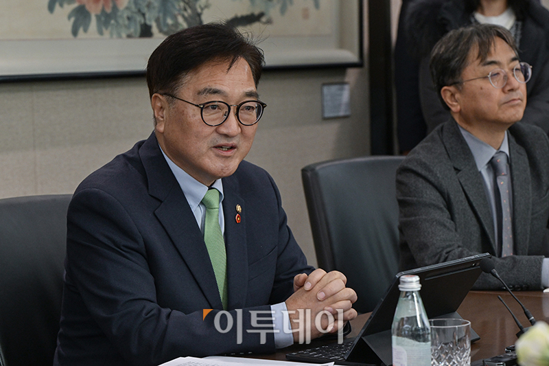 ▲우원식 국회의장이 19일 서울 한국은행 본관을 방문해 이창용 한국은행 총재와 면담하고 있다. 국회사진취재단