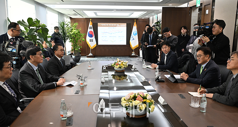 ▲우원식(오른쪽 두번째) 국회의장이 19일 서울 한국은행 본관을 방문해 이창용(왼쪽 두번째) 한국은행 총재와 면담하고 있다. 국회사진취재단