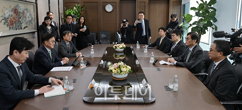 ▲우원식 국회의장이 19일 서울 중구 한국은행을 방문해 이창용 총재와 면담하고 있다. 국회사진취재단