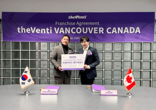 ▲최준경(왼쪽) 더벤티 대표가 캐나다 매장 오픈을 위해 현지 파트너사와 프랜차이즈 계약을 체결한 뒤 기념촬영을 하고 있다. (사진제공=더벤티)