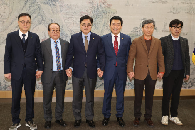 ▲우원식 국회의장이 20일 오전 서울 여의도 국회에서 열린 민생경제단체 비상간담회에서 전강식 한국외식업중앙회장 등 참석자들과 기념촬영 하고 있다. 왼쪽부터 송치영 소상공인연합회장, 윤영호 한국관광협회중앙회장, 우원식 의장, 전강식 한국외식업중앙회장, 방기홍 한국중소상인자영업자총연합회 상임회장, 김광부 전국가맹주협의회 공동의장. (연합뉴스)