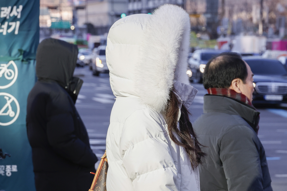 ▲서울 아침 최저기온이 영하 5.6도를 기록하며 이번 겨울 들어 가장 추운 날씨를 보인 18일 서울 종로구 광화문역 일대에서 두꺼운 외투와 방한용품으로 무장한 시민들이 횡단보도 신호를 기다리고 있다. (조현호 기자 hyunho@) (이투데이DB)